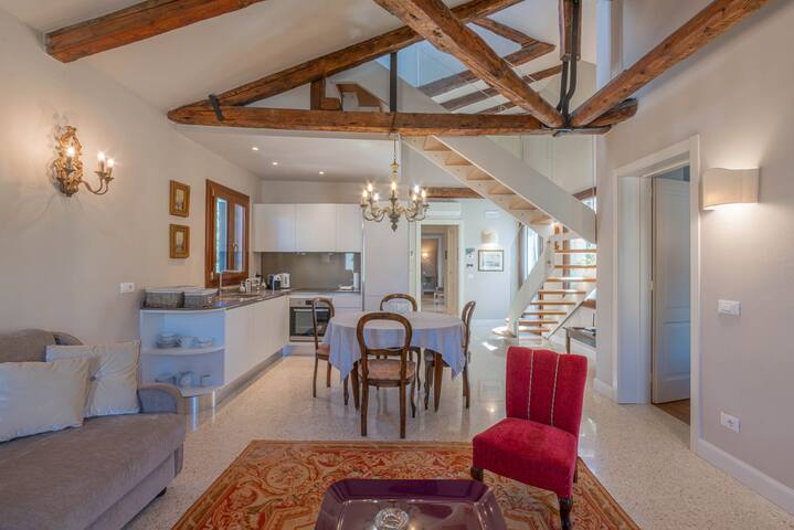 Palazzo Veneziano with roof terrace & canale view gallery image 4