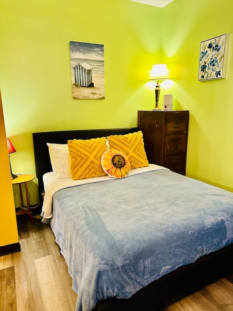Popular Airbnb listing: Efficiency Apartment (1of2) near village amenities in Syracuse