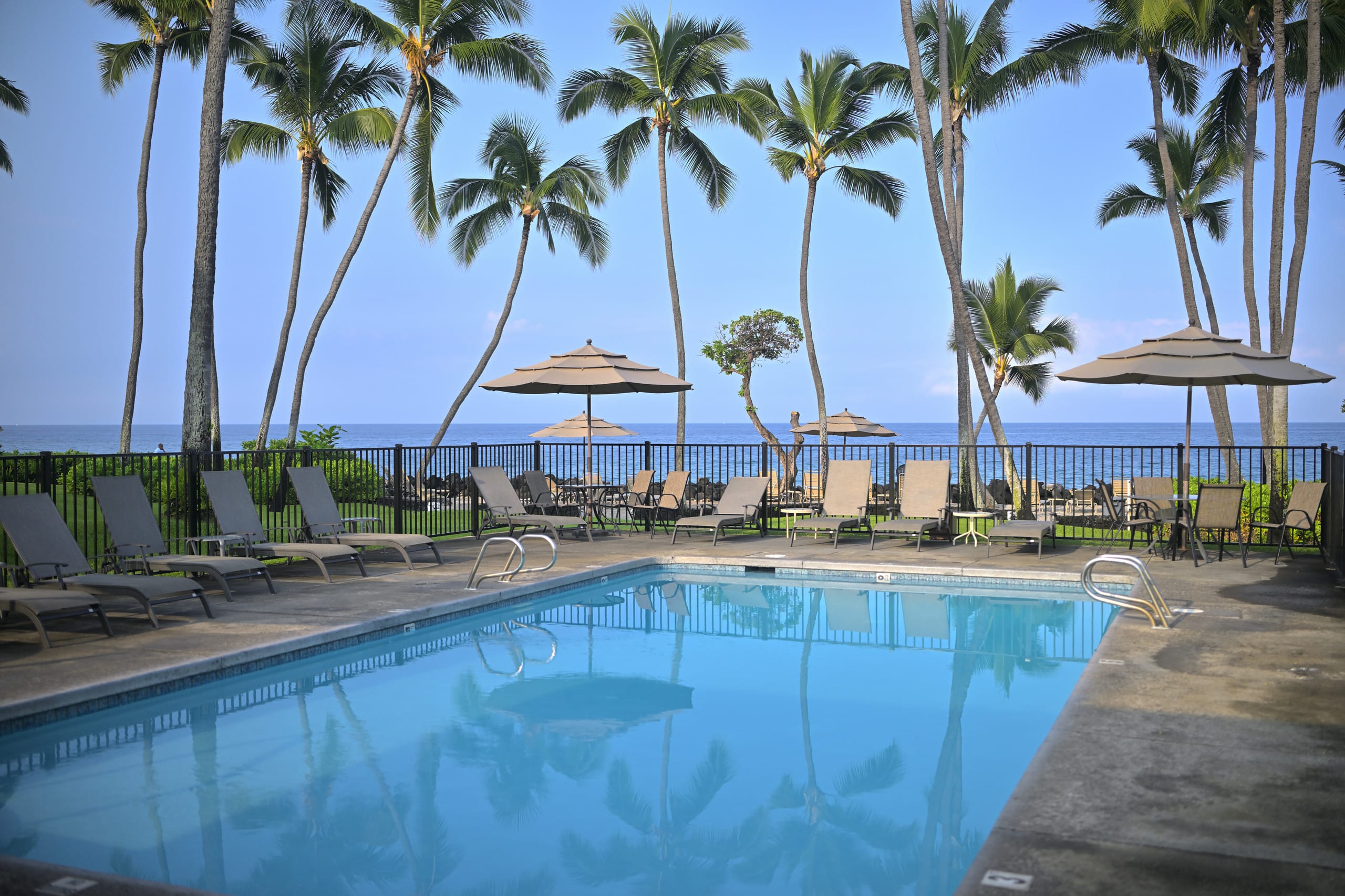 Condo in Kailua-Kona · ★4.93 · 1 bedroom · 2 beds · 1 private bath - Image 20
