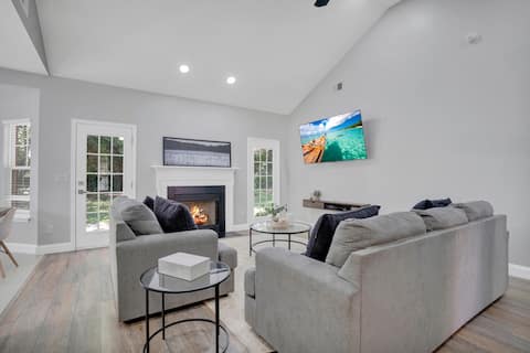 Modern and Updated 3br Home in Quiet Neighborhood