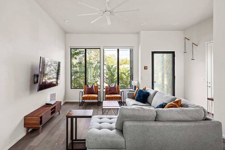 Modern 5BR Villa w/ Pool, Hot Tub, Sauna, Views gallery image 5