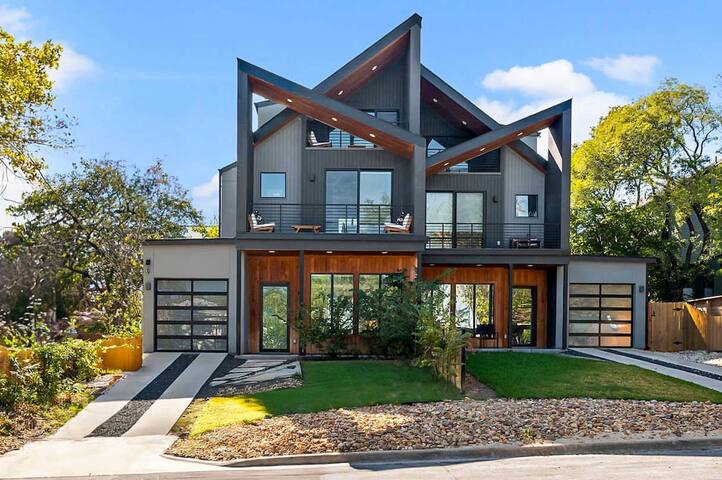 Modern 5BR Villa w/ Pool, Hot Tub, Sauna, Views gallery image 2