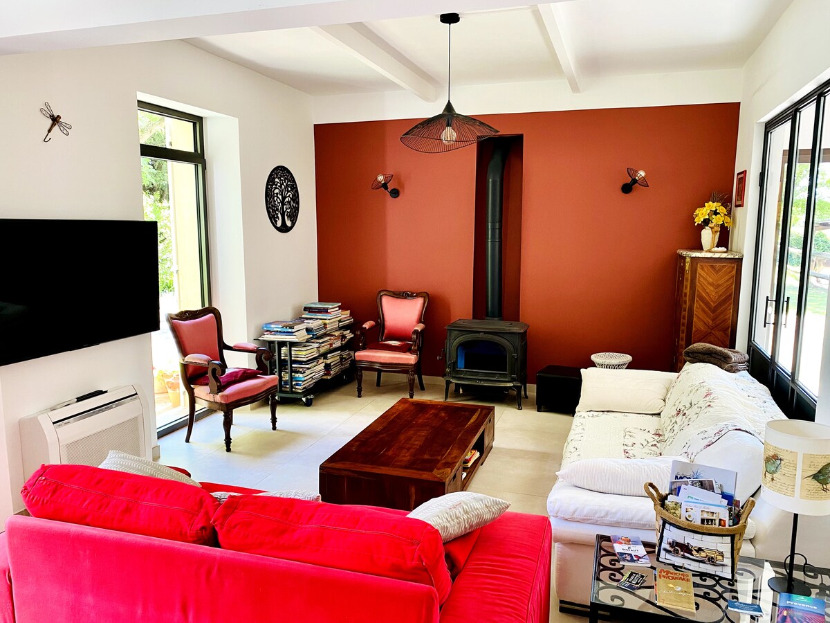 Top Airbnb: Provencal farmhouse with pool in the countryside, in Monteux