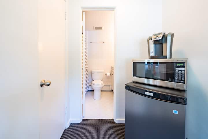 Plaza Heart: Luxe Suite With Reserved Parking - Kansas City, KS