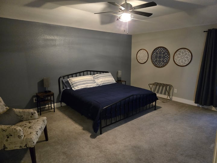 Glavna spavaća soba s velikim bračnim krevetom