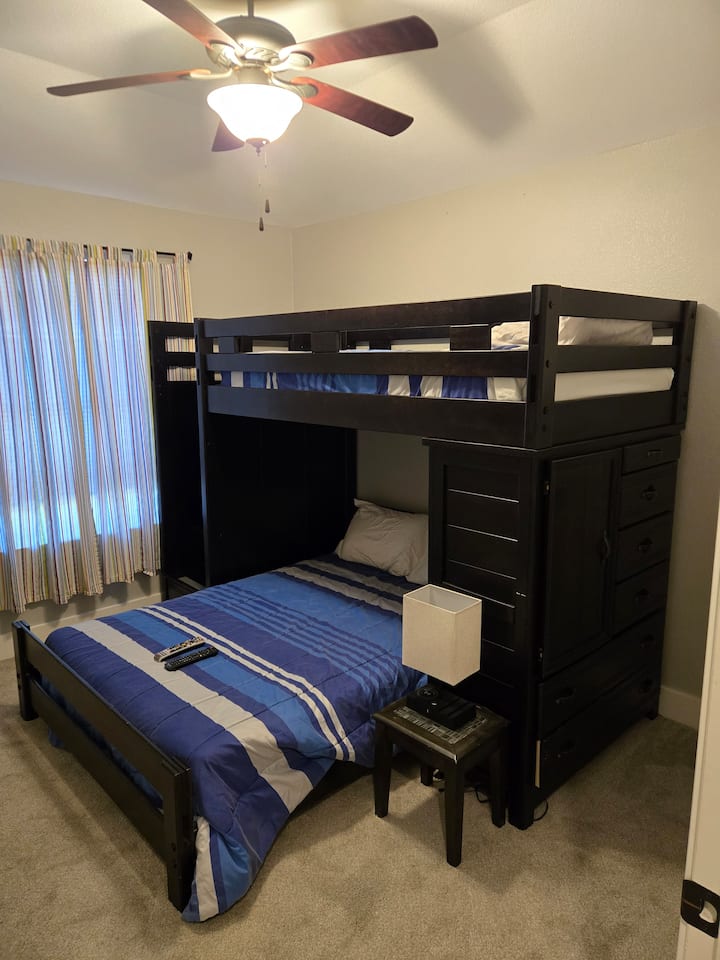 Krevet na kat s dva zasebna kreveta iznad bračnog kreveta.