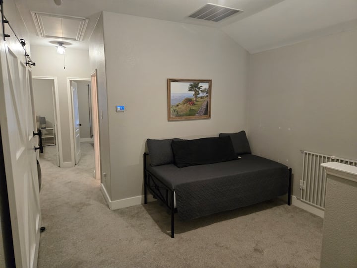 Dvije utičnice na odmorištu. Savršeno za odrasle ili djecu.