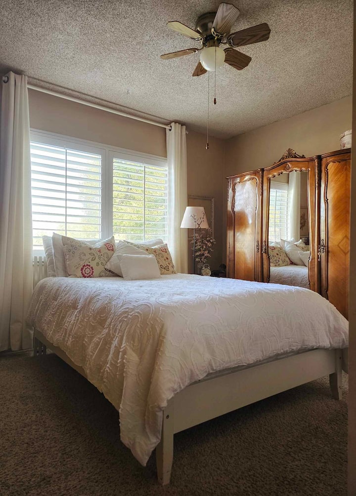 غرفة النوم الجميلة هذه هي غرفة الأميرة.