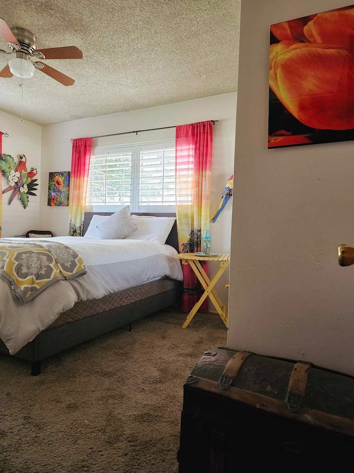 غرفة تيكي ملونة مع مكتب كمبيوتر للعمل أو المدرسة.