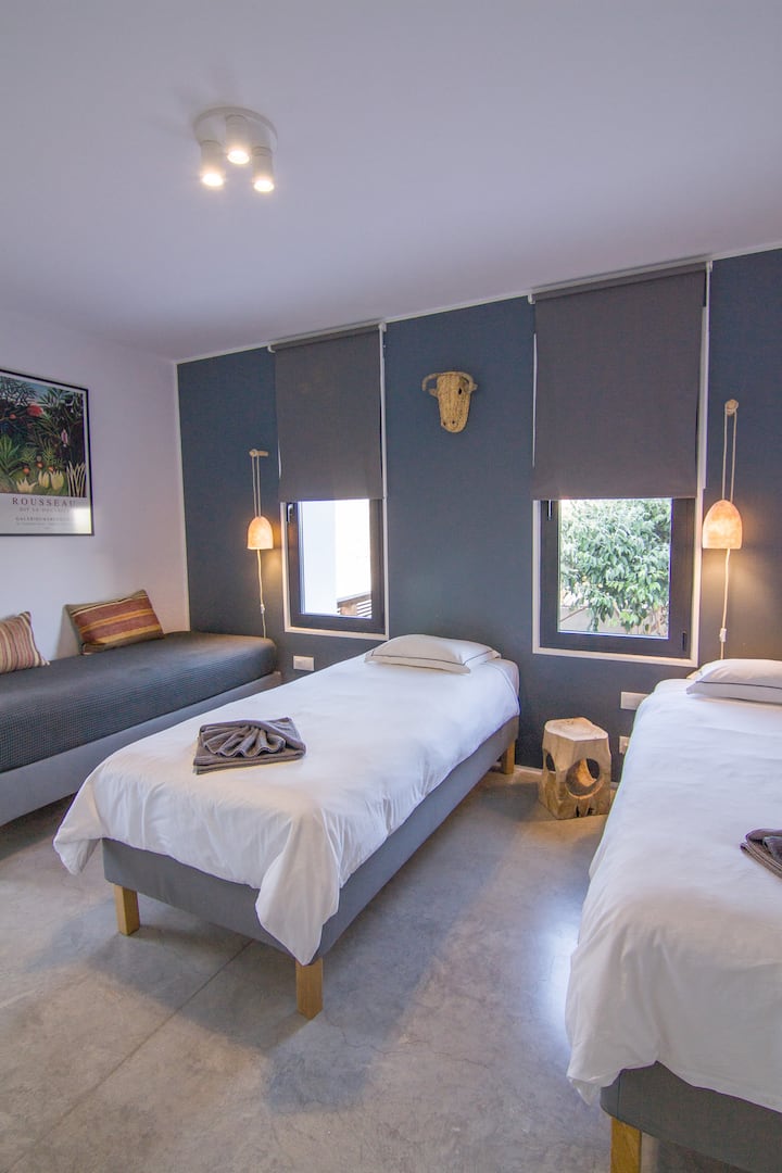 חדר משולש. ניתן לשלב את המיטות כדי לקבל מיטה זוגית ויחיד (או ספה).