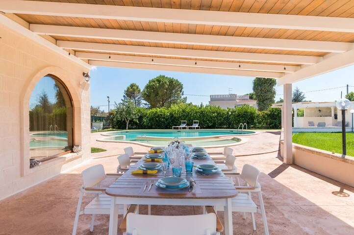 Villa with pool and jacuzzi in the garden gallery image 5