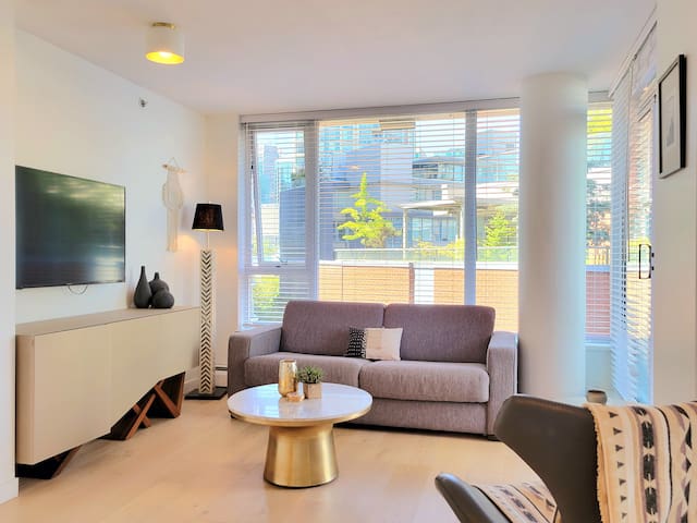 1BR + Den |Sauna, Pool, Gym, AC, Free parking gallery image 2