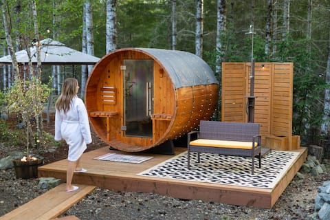 Private 2.5 Acres w/ Hot Tub, Sauna & Trails
