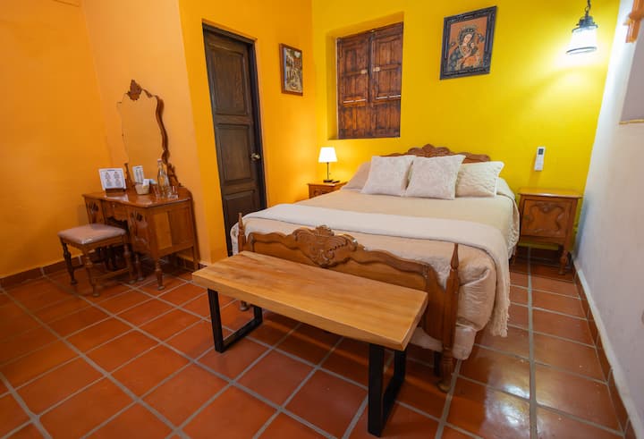 [DHOMA 3-LOS Chabacanos]: Dhomë gjumi e rehatshme me krevat dopio "queen", e pajisur njësoj si të tjerat me ajër të kondicionuar të vogël të ndarë, televizor plazma, ventilator tavani, ujë të pastruar. 
FB dhe IG: @villa_caracol_parras 