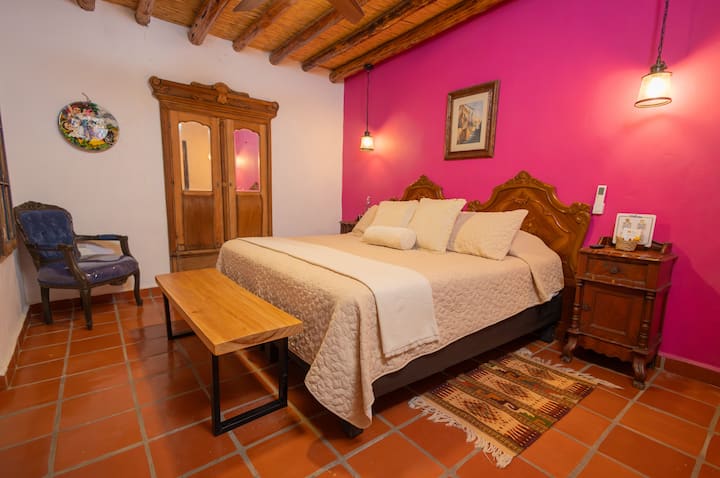 [DHOMA 6-Las Bugambilias]: Një pushim privat, i izoluar nga pjesa tjetër, me pamje nga kopshti. Garderoba e saj e vjetër u shpëtua dhe u restaurua, u gjet pikërisht këtu kur vendi shtrihej në rrënoja, tani një dëshmitar i rilindjes së Villa Caracol