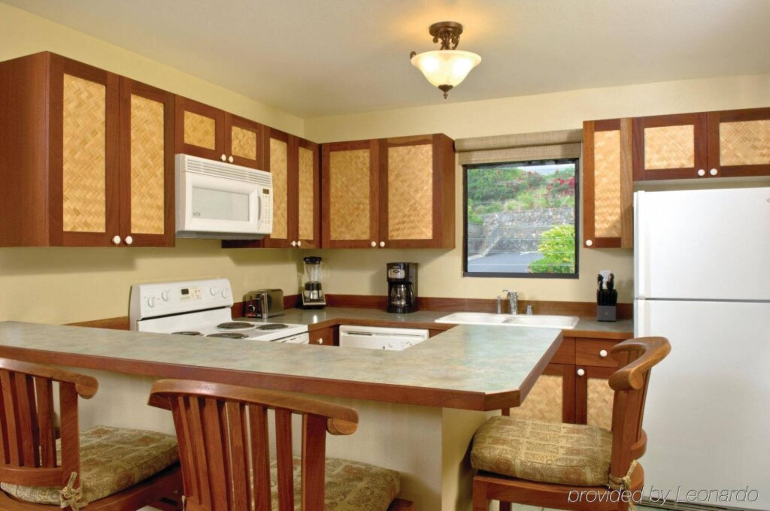 Condo in Kailua-Kona · ★5.0 · 2 bedrooms · 2 beds · 1 private bath - Image 3