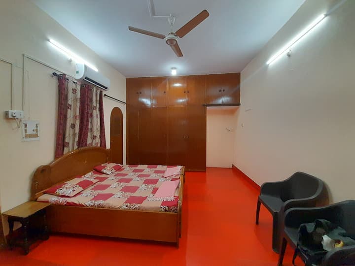 Cheerful 1 Queen Bed Room Park Facing With Terrace - Lucknow