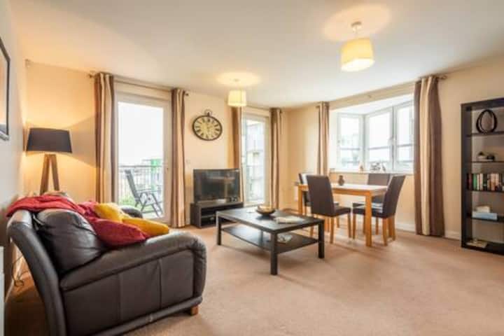 2-bed 2-bath flat with free parking and balcony