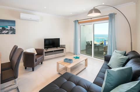 Airbnb em destaque: LUXURY SEA VIEW APARTMENT IN CARVOEIRO CENTER em Faro