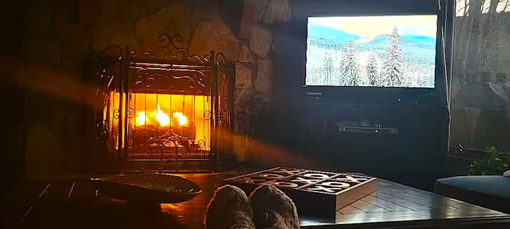 Teplo ohňa vytvára útulnú atmosféru, ktorá vás pozýva na relax a oddych.