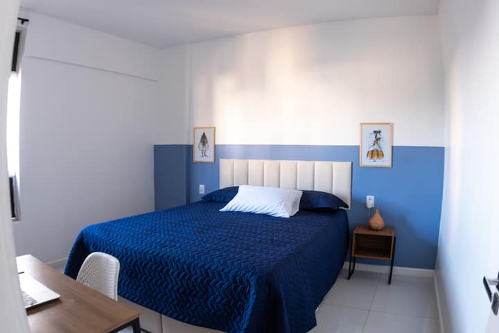 The room of the Maluma apartment, in addition to spacious and comfortable, has a queen bed, headboard, air conditioning, home office table, macaw for clothes, humidifier and a lot of warmth.