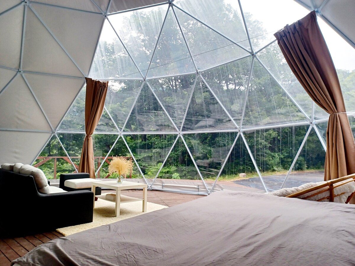 子どもとペットと一緒に過ごせる、山の楽園にある快適なドームテント
