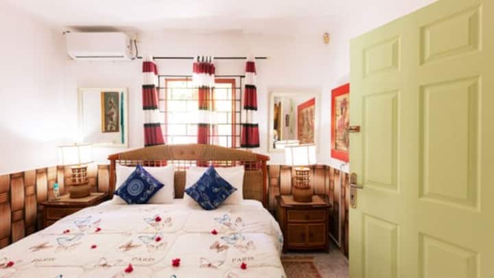 Dvije spavaće sobe s bračnim krevetima i dvije kupaonice