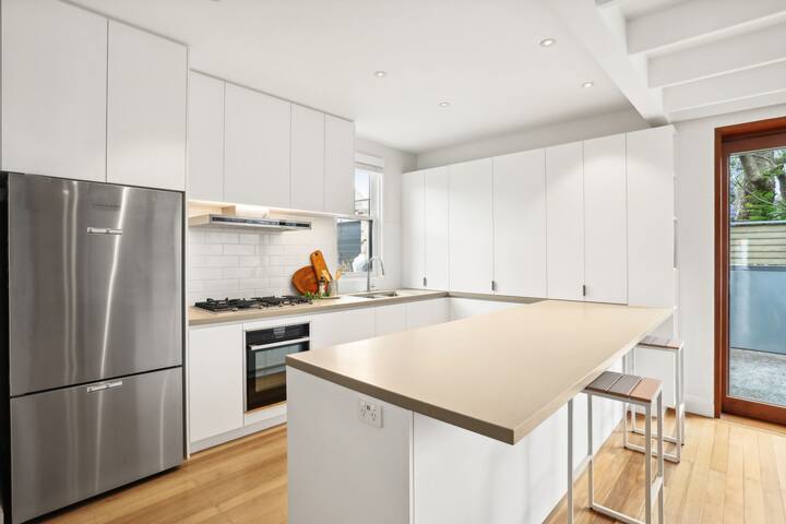 Light-filled 4 bedroom cottage gallery image 4