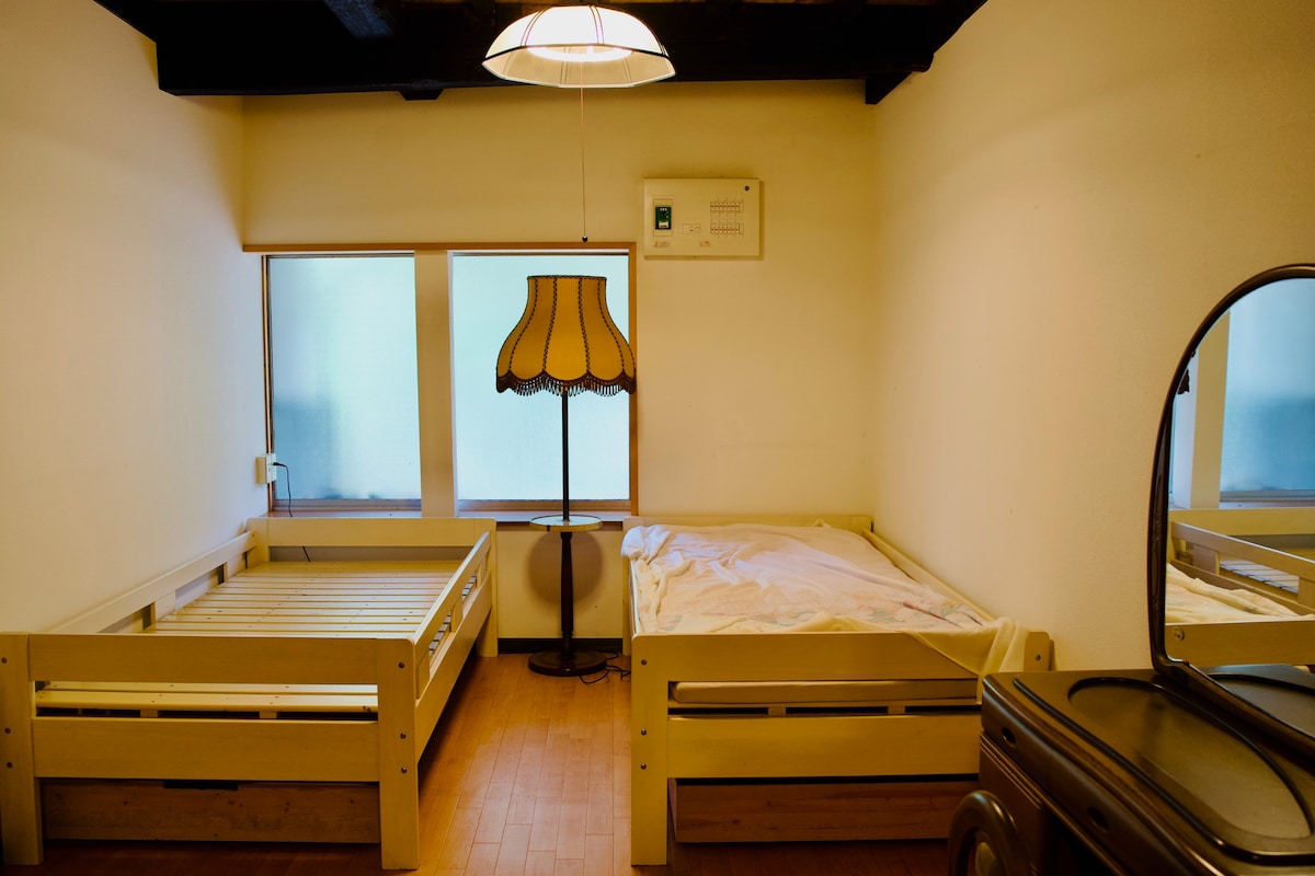 Separate from the large room, there is a private bedroom.2 people can use it.