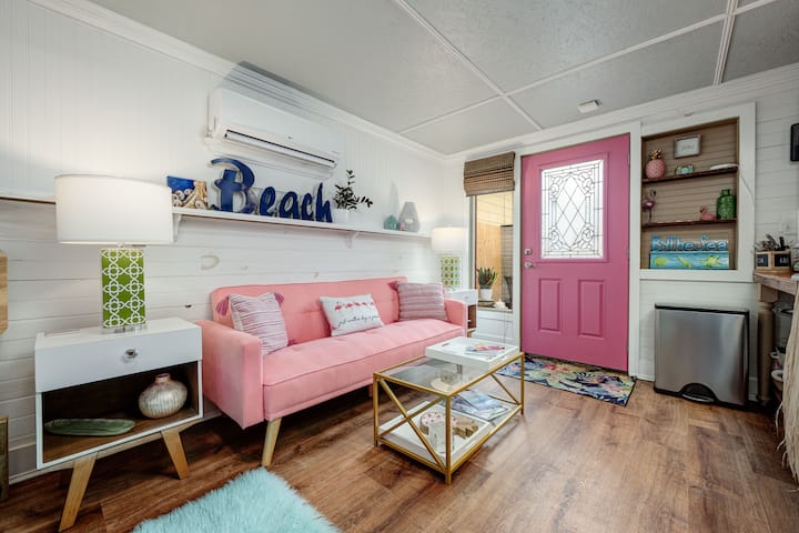 Funky Flamingo~ Guest House~ Pool & Kitchenette - Pensacola, FL