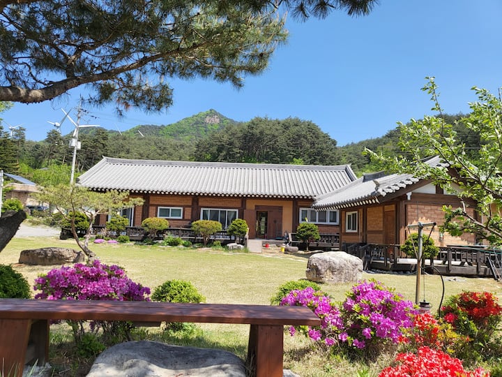Baekdam Hanok (Annex 1) Seoraksan Baekdam Valley. Baekdamsa Autumn Foliage Trekking. Fresh Air…
