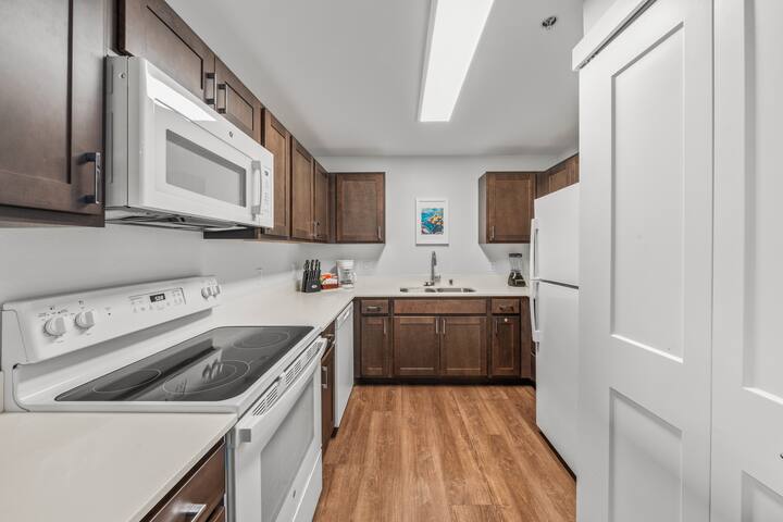 Two 3BR Apts Near Kam 1 Beach, Pool, Hot Tub & BBQ gallery image 4