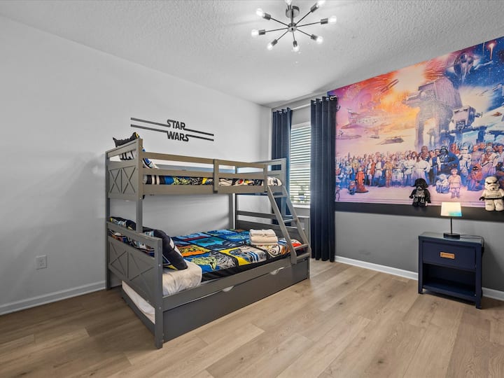 Förtrollande sovrum med Disney-tema för barn, med karaktärsinredning och roliga detaljer för att skapa en magisk vistelse. Perfekt för unga gäster att njuta av ett eget utrymme.  Må kraften vara med dig!  familjevänligt nöje i denna semester herrgård nära Disney