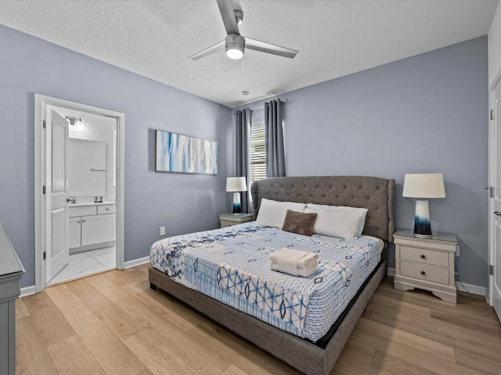 Lyxig master-svit med en king size-säng och eget badrum. Koppla av med stil med chic inredning! lyxigt familjevänligt nöje i denna semester herrgård nära Disney