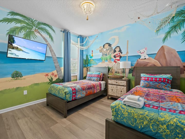 Förtrollande sovrum med Disney-tema för barn, med karaktärsinredning och roliga detaljer för att skapa en magisk vistelse. Perfekt för unga gäster att njuta av ett eget utrymme.  Du är välkommen! lyxigt familjevänligt nöje i denna semester herrgård nära Disney