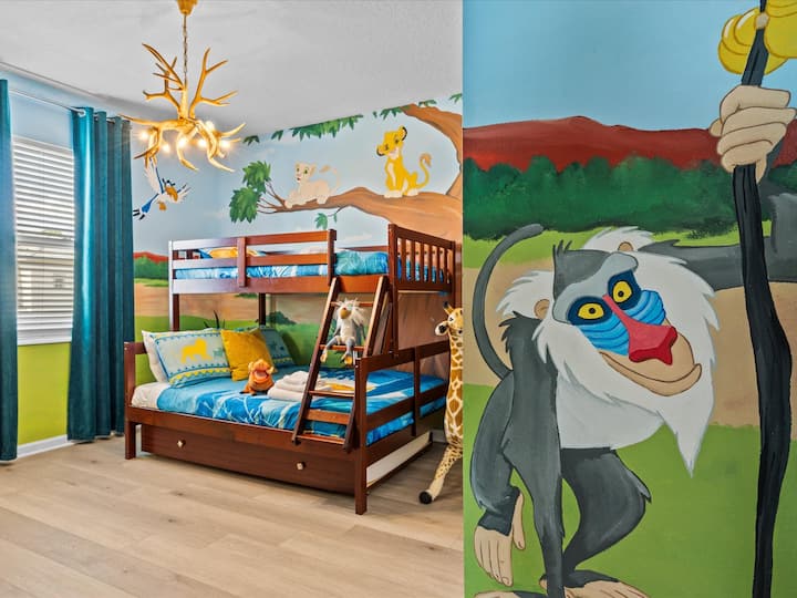 Förtrollande sovrum med Disney-tema för barn, med karaktärsinredning och roliga detaljer för att skapa en magisk vistelse. Perfekt för unga gäster att njuta av ett eget utrymme. Hakuna Matata!  lyxigt familjevänligt nöje i denna semester herrgård nära Disney