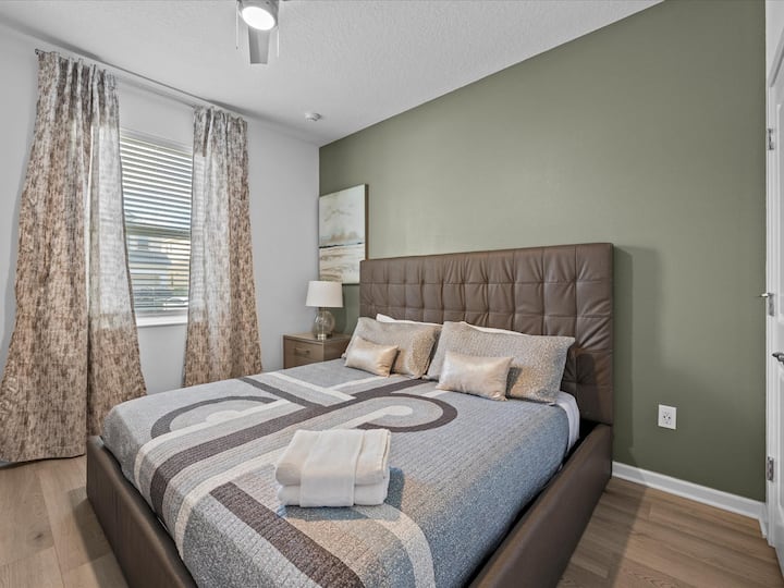 Lyxig huvudsvit med en king size-säng och eget badrum. Koppla av med stil med chic inredning! lyxigt familjevänligt nöje i denna semester herrgård nära Disney