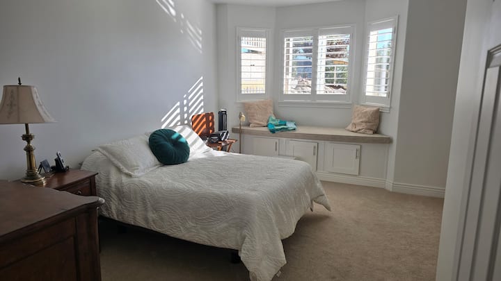 غرفة كبيرة بسرير كبير تحتوي على مرتبة "أرجوانية" وقاعدة قابلة للتعديل مع تدليك.  تحتوي الغرفة على منطقة لتعليق الملابس ومساحة واسعة للدرج وإطلالات جميلة على شروق الشمس.