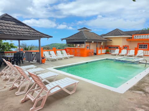 Blu Turey Villa: Free Cook in 6-Bdrm Paradise!