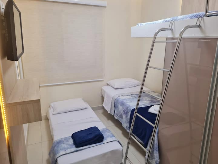 Obsahuje 1 bicama a 1 poschodovú posteľ.