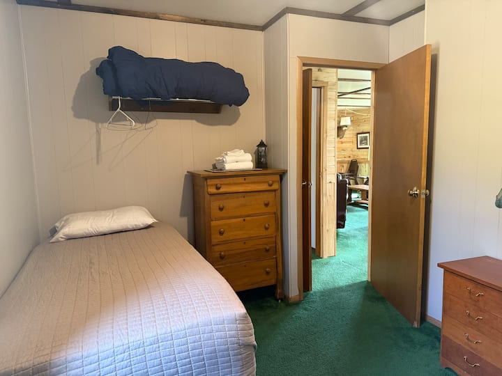Bedroom 1, 1 Queen and 1 Twin
