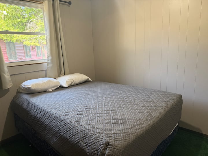 Bedroom 2, 1 Queen