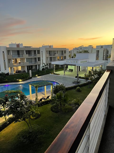 A relaxing apartment with a pool, near the sea
