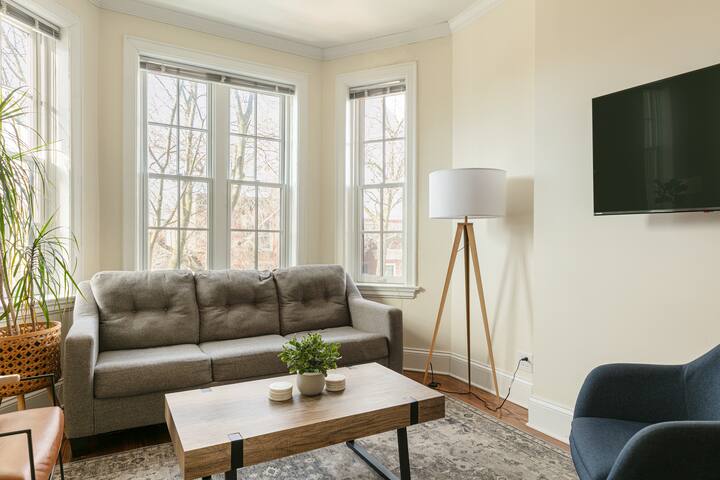 Lincoln Park Charm + On site Parking Included! gallery image 2