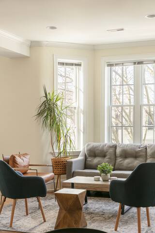 Lincoln Park Charm + On site Parking Included! gallery image 3