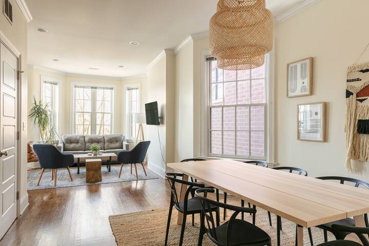 Lincoln Park Charm + On site Parking Included! gallery image 5