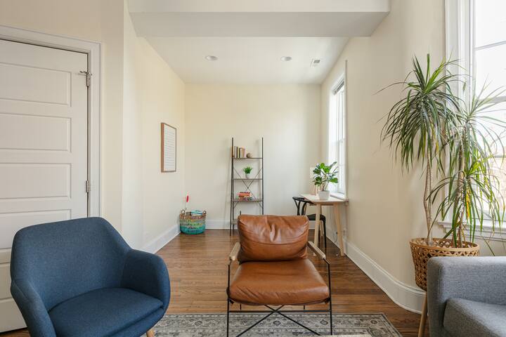 Lincoln Park Charm + On site Parking Included! gallery image 4
