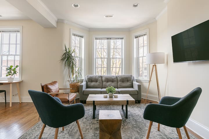 Lincoln Park Charm + On site Parking Included!