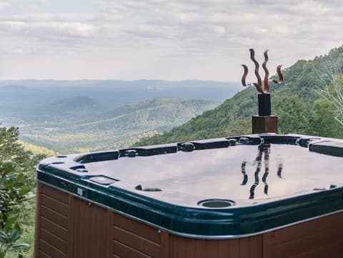Stunning Mountain-Top Views w Hot-Tub & 6 Bedrooms