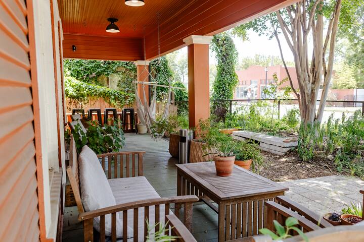 Spacious Home | Walk to Rainey, 6th St & Downtown gallery image 2